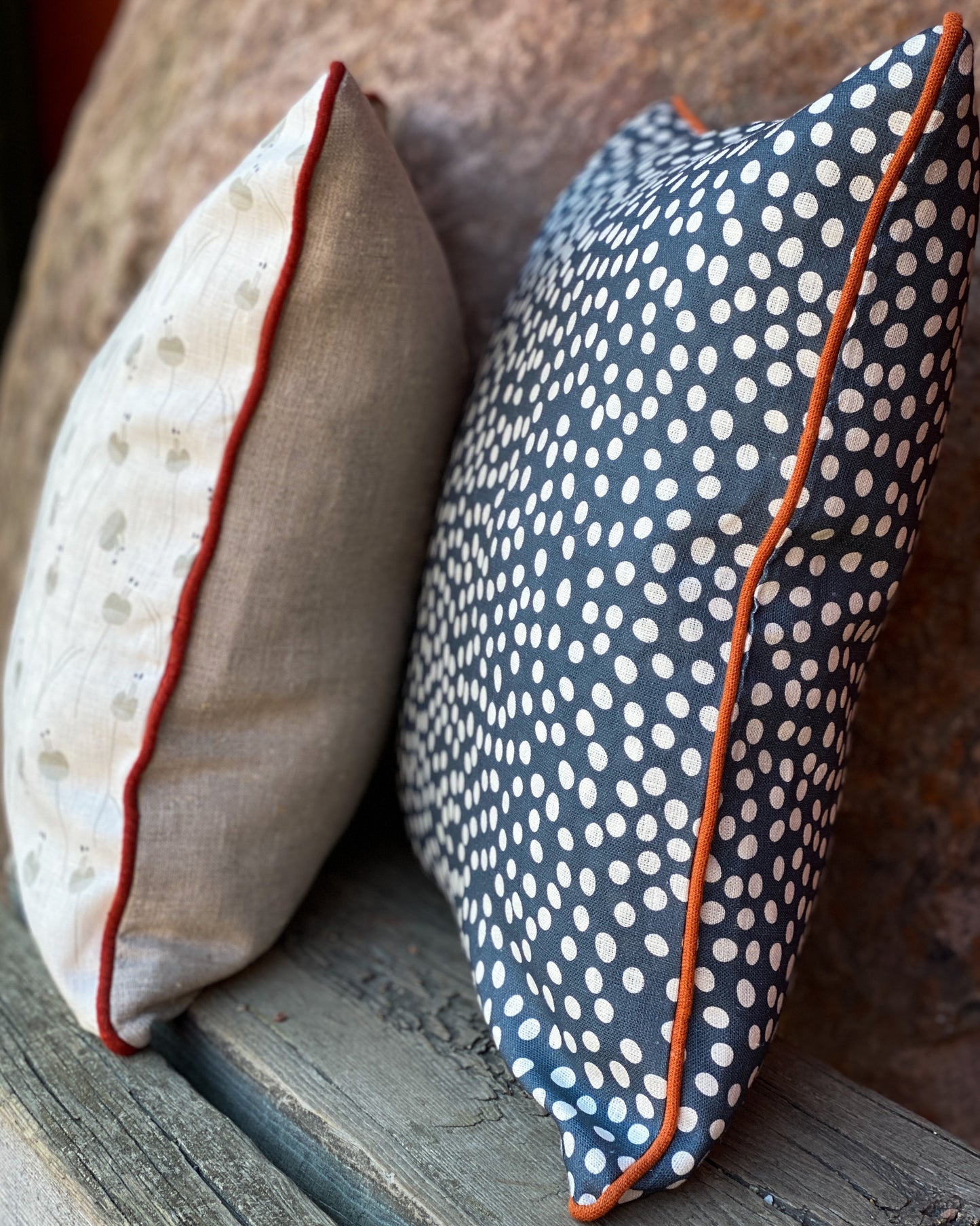 Dotty blå kuddfodral med orange passpoal 50x50 cm
