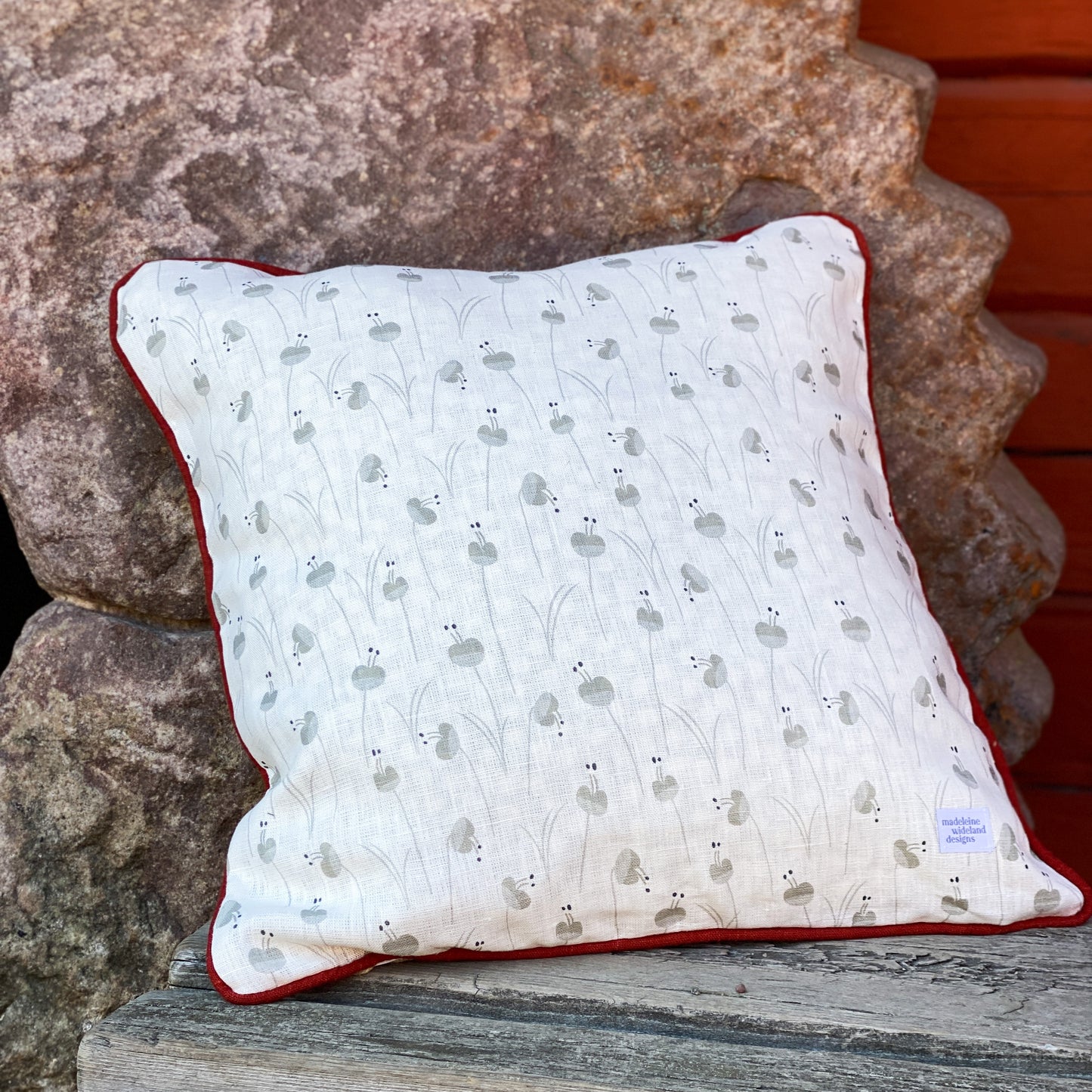 Ella grå kuddfodral med beige baksida och roströd passpoal 50x50 cm