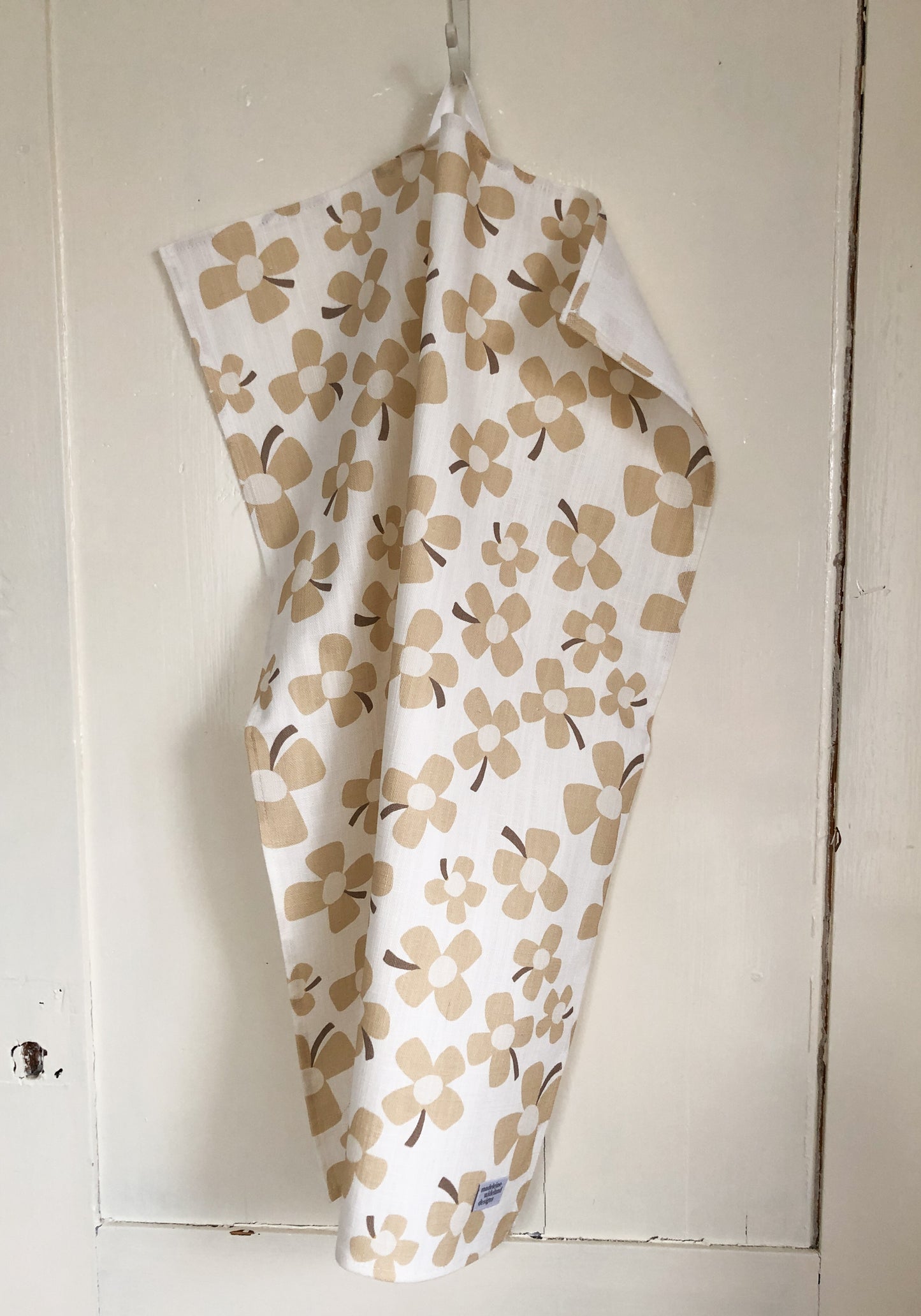Karin beige på vit botten metervara