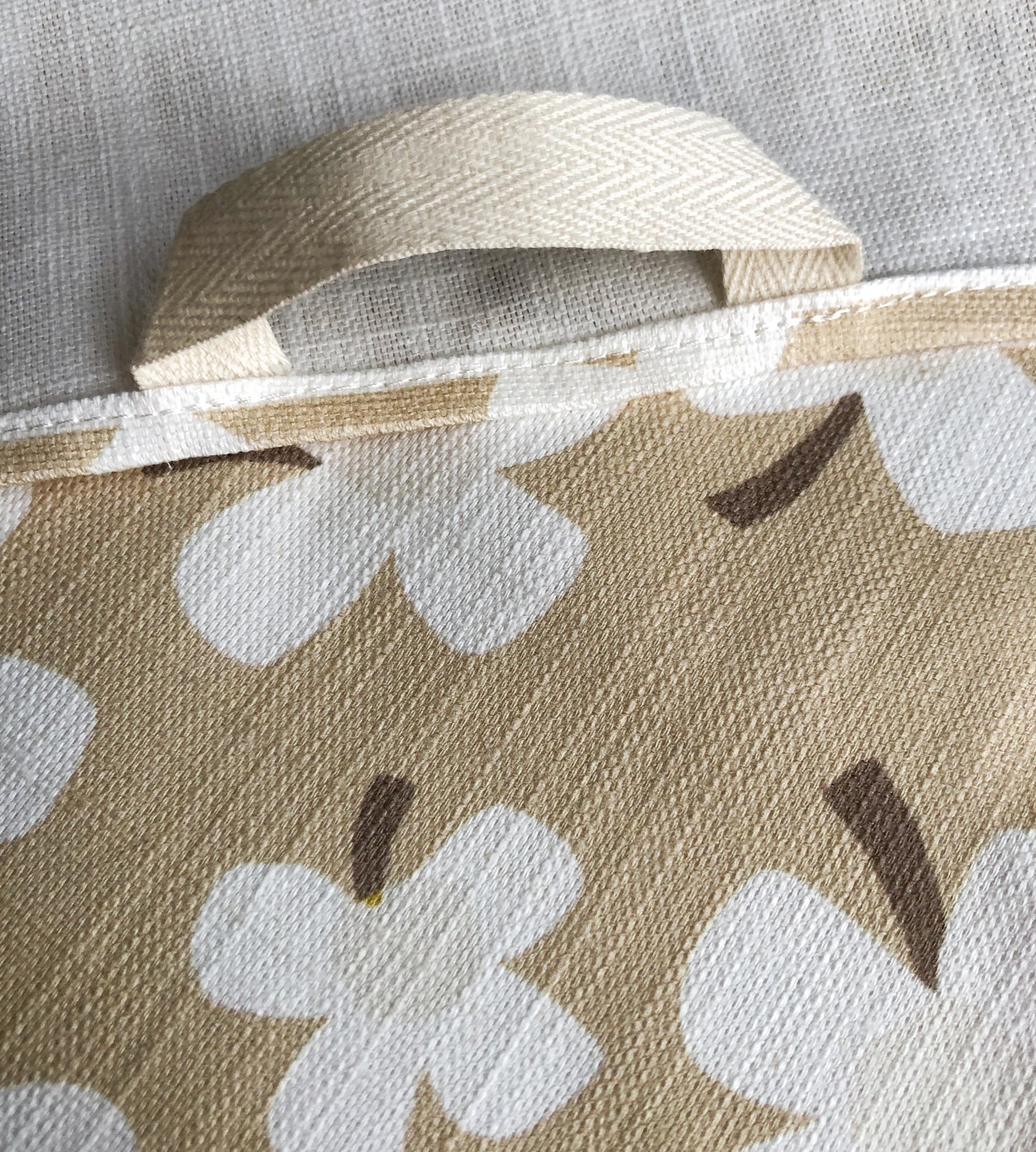 Karin vit på beige botten metervara