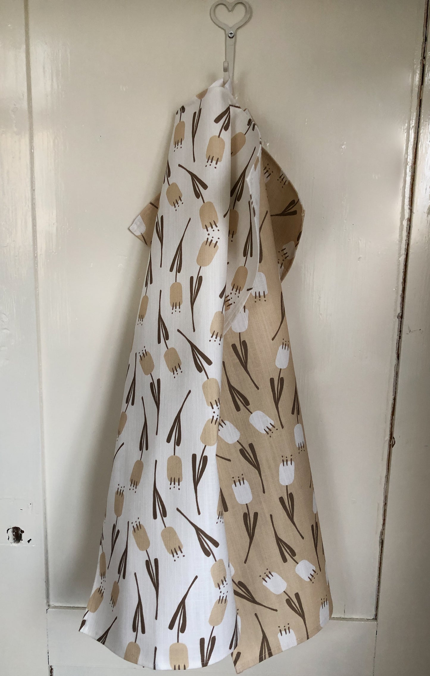 Lilly beige på vit botten metervara