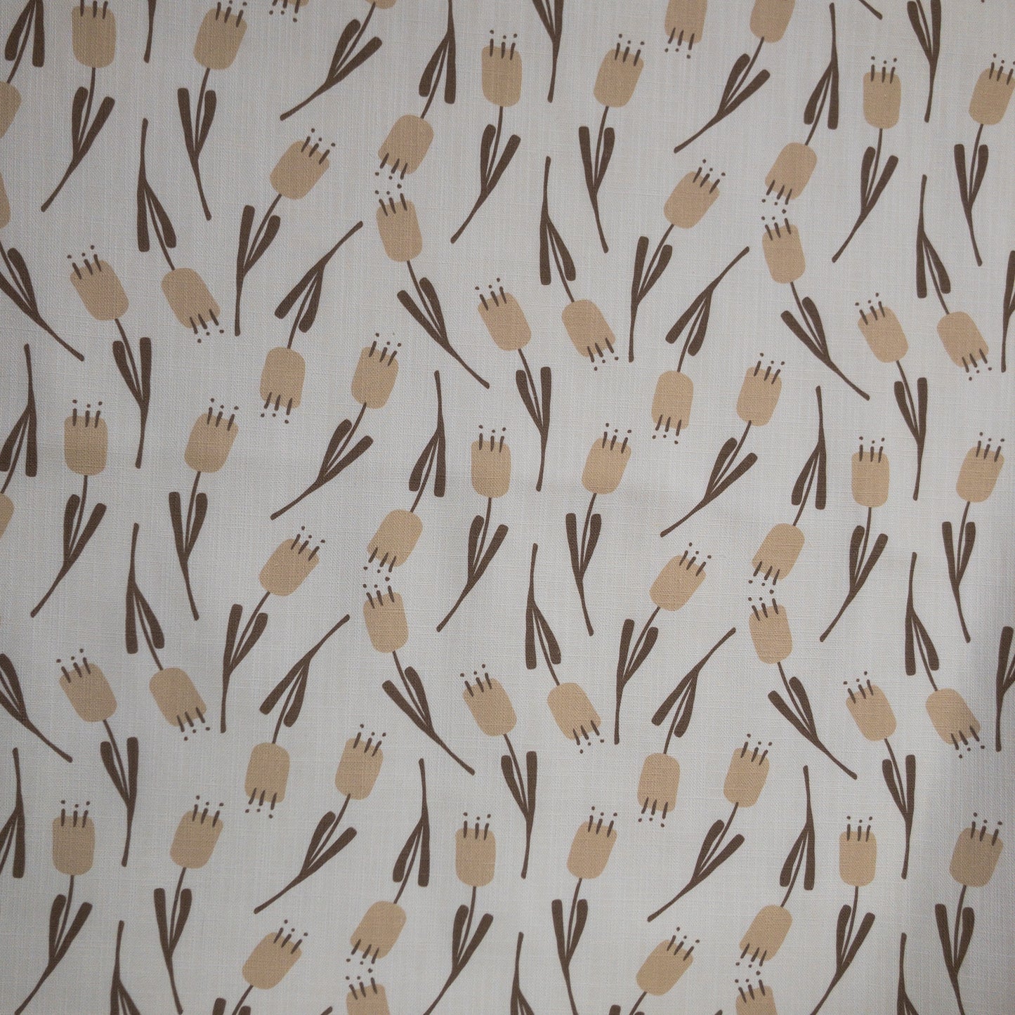 Lilly beige på vit botten metervara